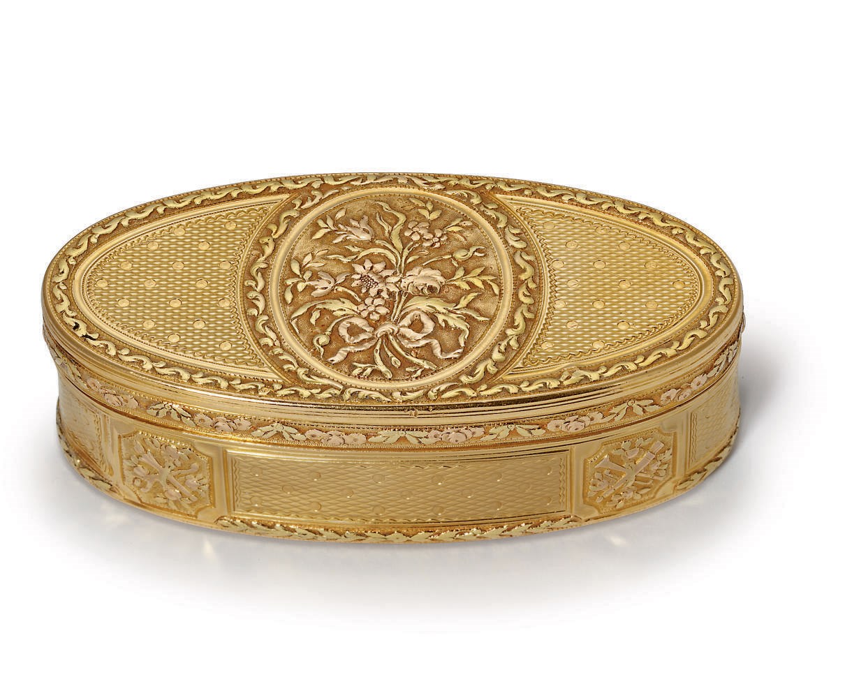 A LOUIS XVI THREE-COLOUR GOLD SNUFF-BOX