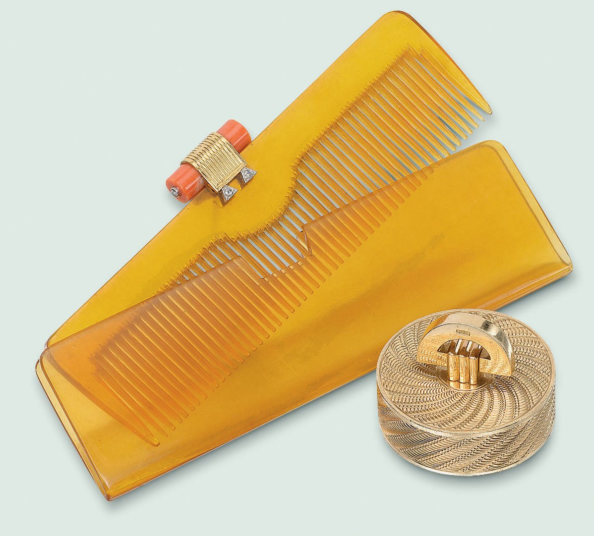 A TORTOISESHELL COMB AND A GOLD VINAIGRETTE, BY CARTIER
