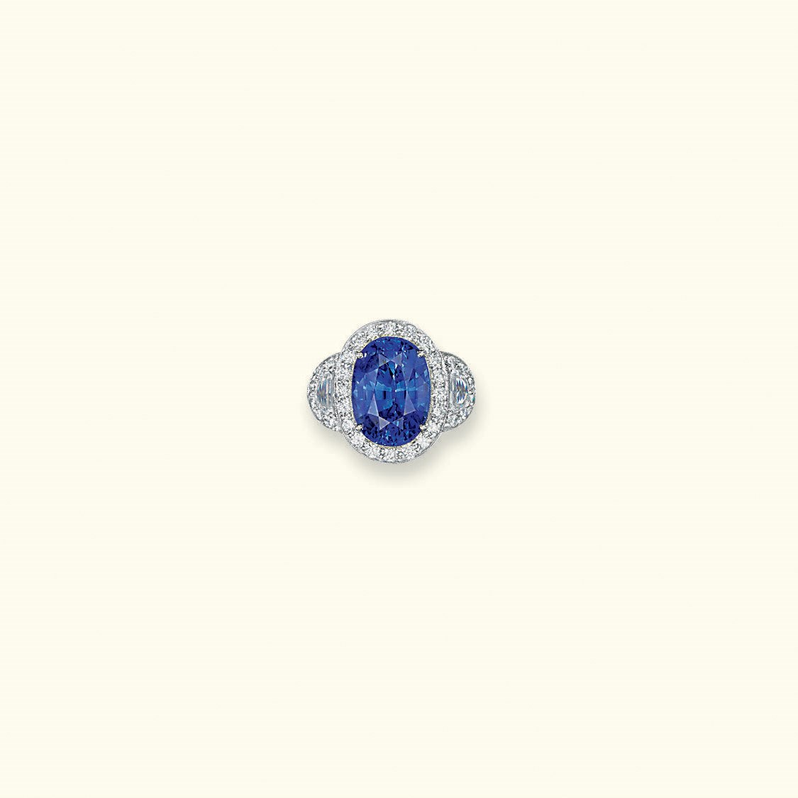 A PLATINUM SAPPHIRE AND DIAMOND RING