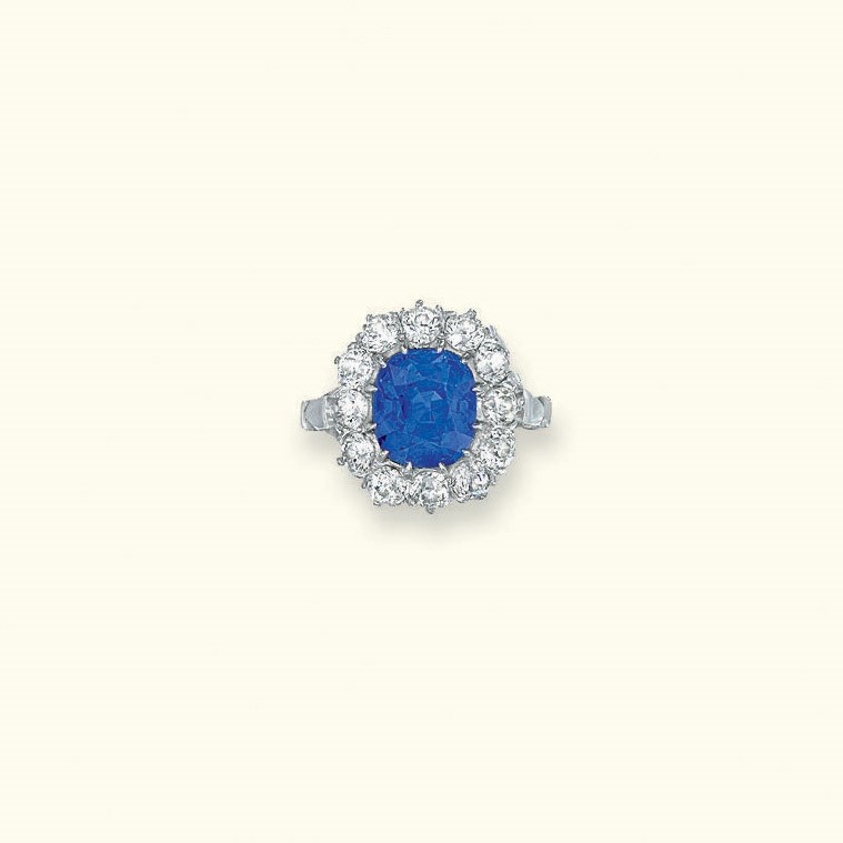 A SAPPHIRE AND DIAMOND CLUSTER RING