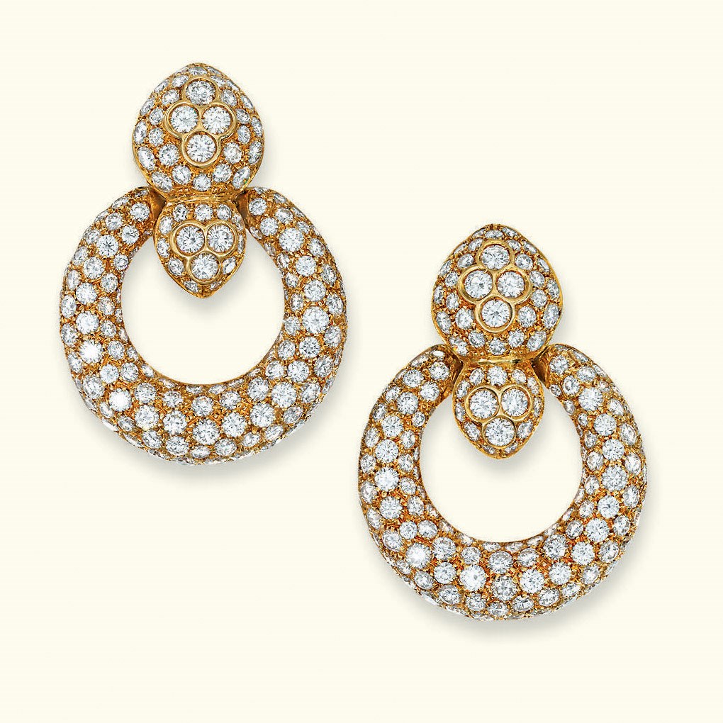 A PAIR OF DIAMOND EAR PENDANTS