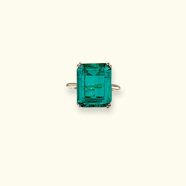 AN EMERALD SINGLE-STONE RING