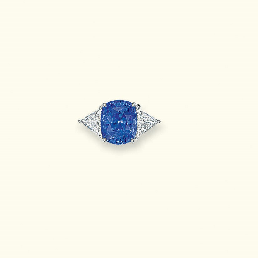 A SAPPHIRE AND DIAMOND RING