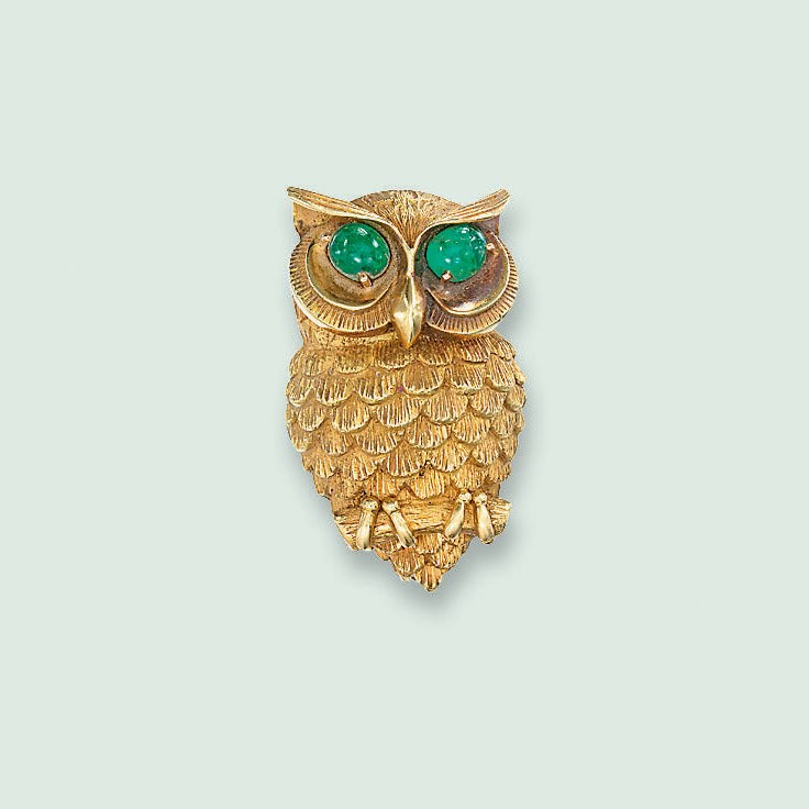 AN 18 CARAT GOLD AND EMERALD NOVELTY BROOCH, BY CARTIER