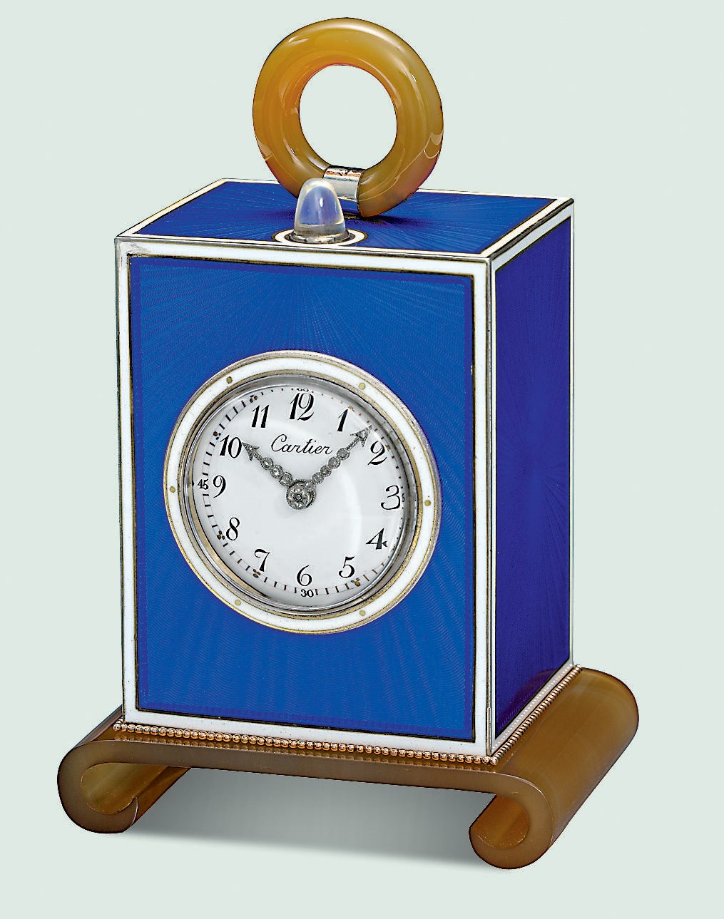 AN EARLY 20TH CENTURY AGATE AND ENAMEL DESK CLOCK, BY CARTIER