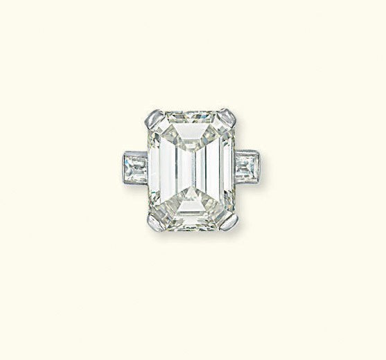 A DIAMOND SINGLE-STONE RING