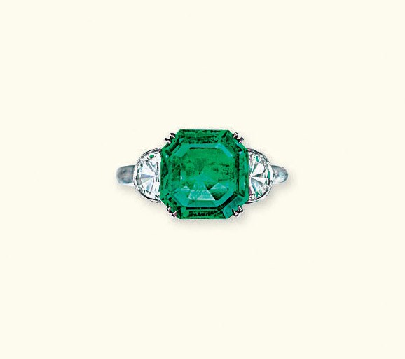AN EMERALD AND DIAMOND RING