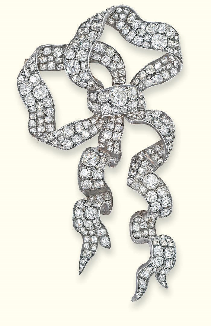 AN ANTIQUE DIAMOND BROOCH