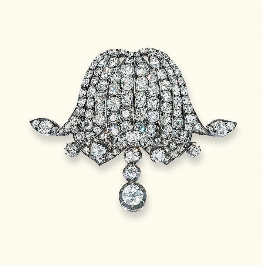 AN ANTIQUE DIAMOND BROOCH
