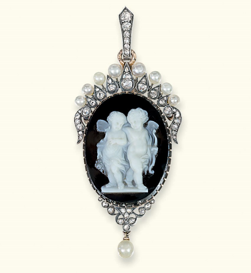 AN ANTIQUE BANDED AGATE DIAMOND AND PEARL CAMEO PENDANT