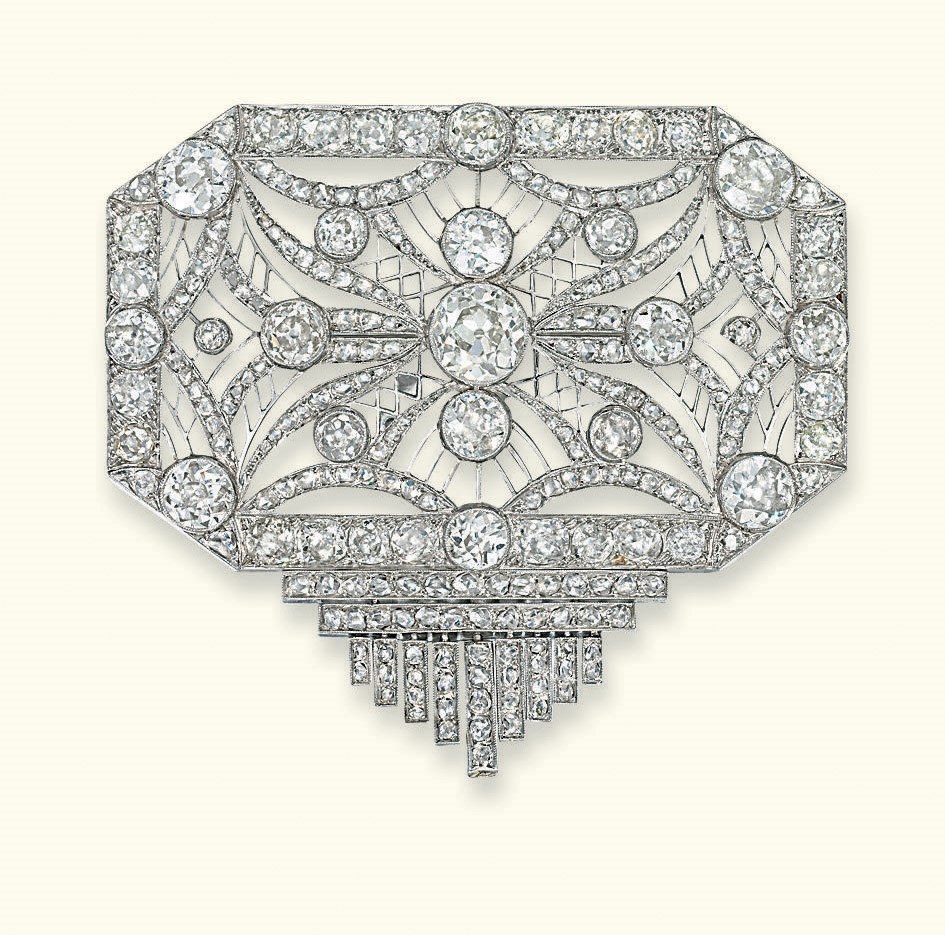 AN ART DECO DIAMOND BROOCH