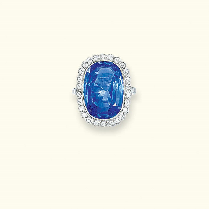 AN EARLY 20TH CENTURY SAPPHIRE AND DIAMOND RING