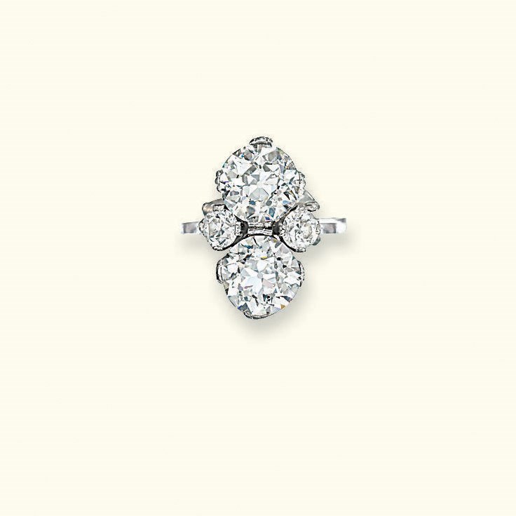 AN EARLY 20TH CENTURY PLATINUM AND DIAMOND RING