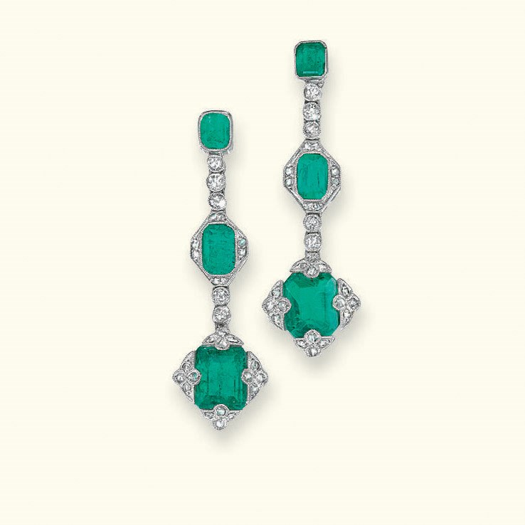 A PAIR OF EARLY 20TH CENTURY EMERALD AND DIAMOND EAR PENDANTS