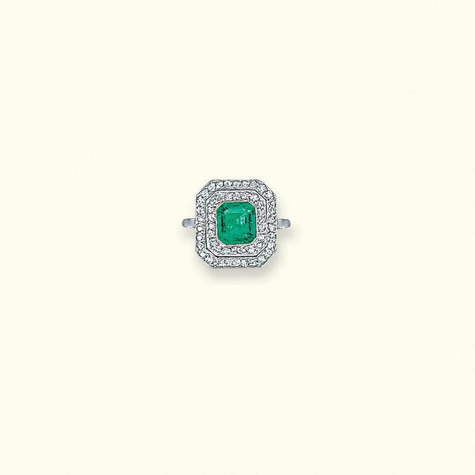 AN EDWARDIAN EMERALD AND DIAMOND RING