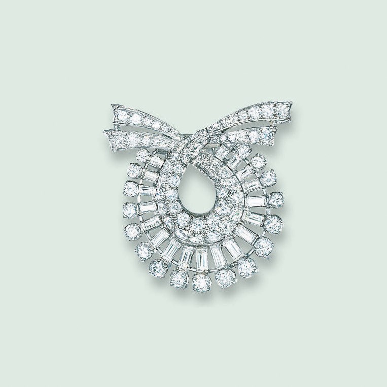 AN ART DECO DIAMOND BROOCH