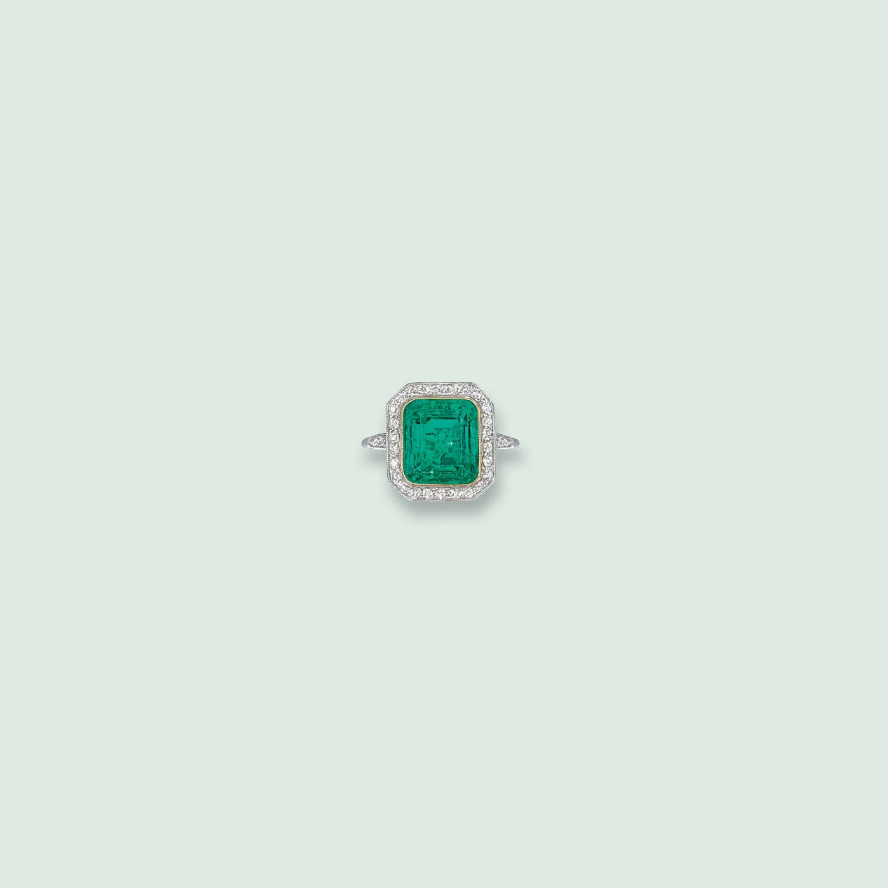 AN EDWARDIAN EMERALD AND DIAMOND RING