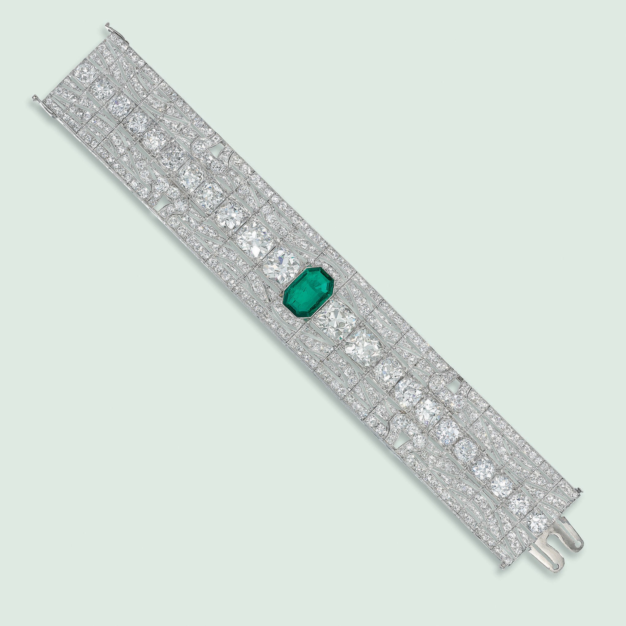 AN IMPRESSIVE ART DECO EMERALD AND DIAMOND BRACELET