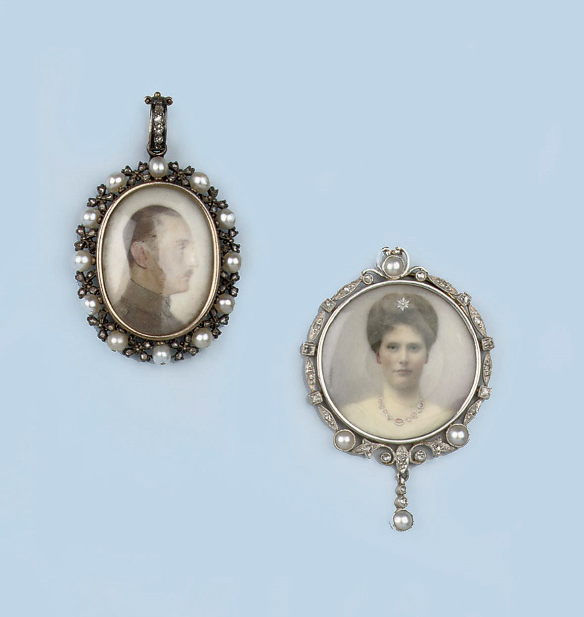 A COLLECTION OF LOCKET PENDANTS