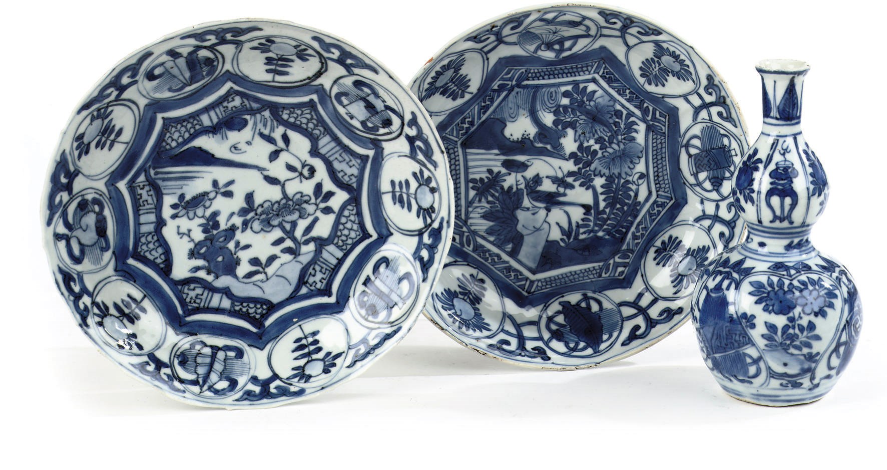 A Chinese blue and white 'kraak porselein' small double-gourd vase and two plates
