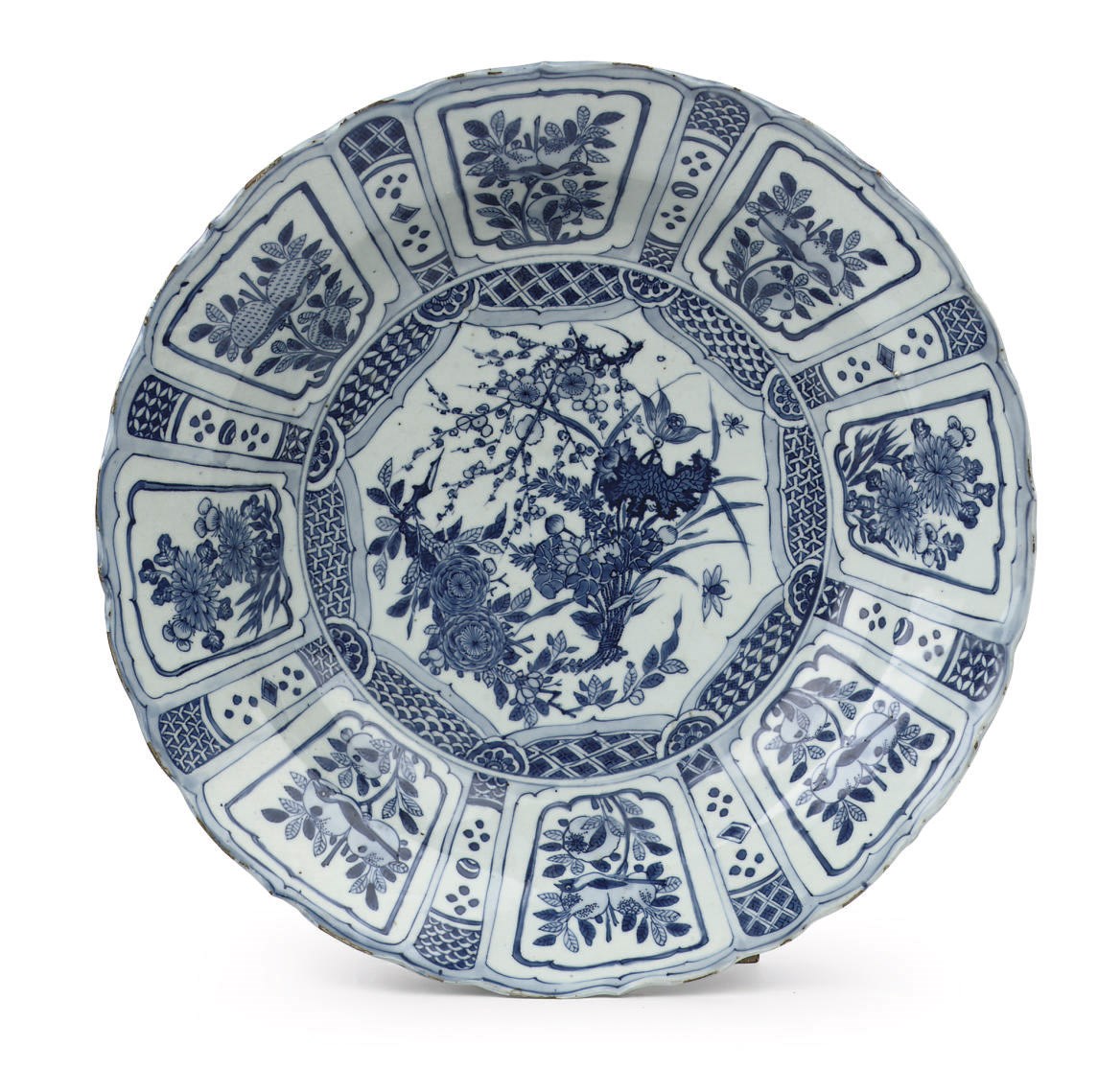 A large Chinese blue and white 'kraak porselein' charger