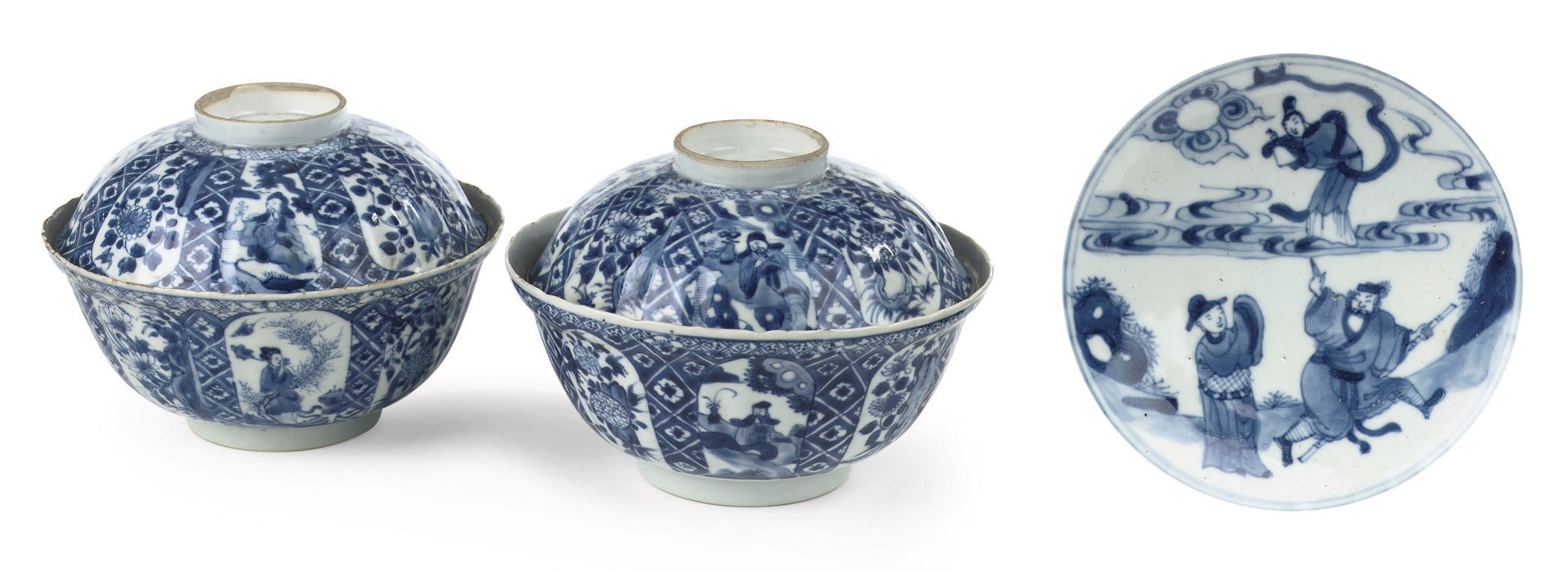 A pair of Chinese blue and white bowls and covers