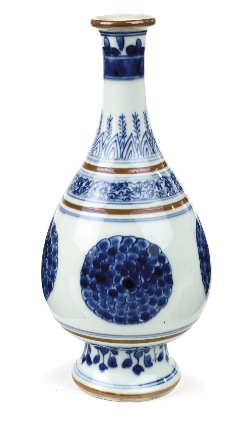 A Chinese blue and white pear-shaped vase