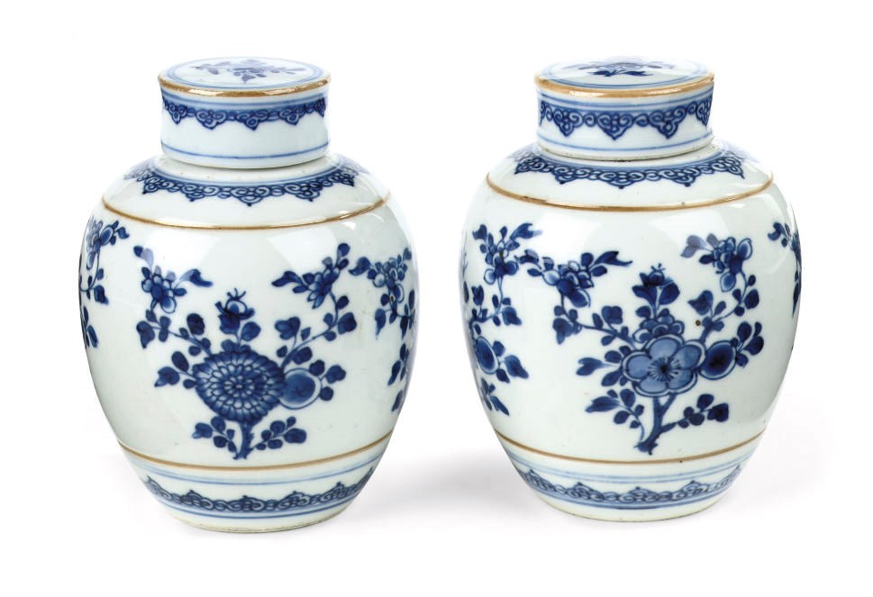 A pair of Chinese blue and white jars and covers