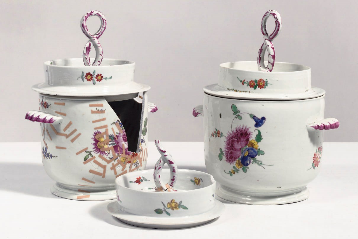 A set of two Thüringen porcelain ice-pails and three covers