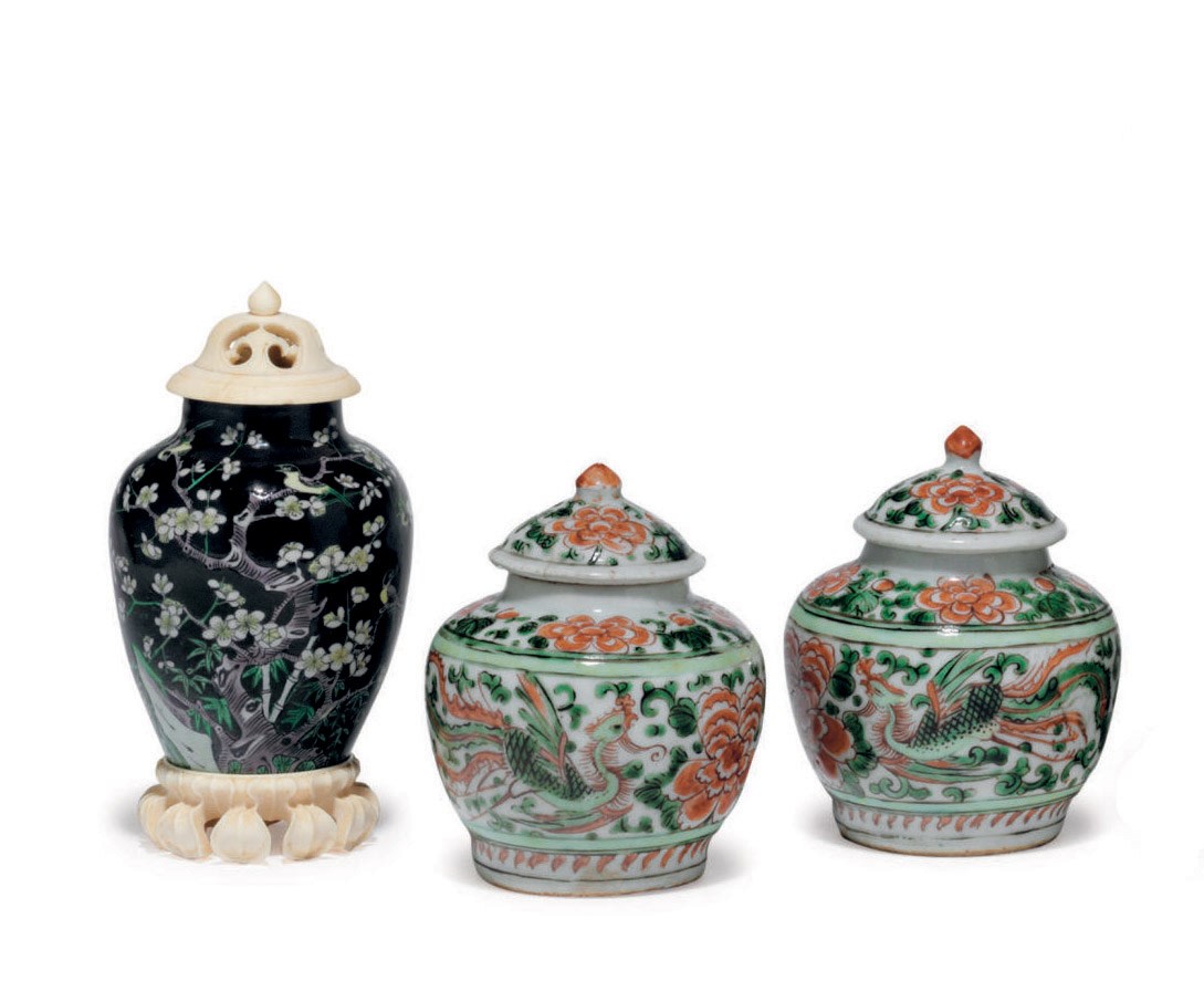 A MINIATURE FAMILLE NOIRE VASE AND A PAIR OF MINIATURE WUCAI VASES AND COVERS