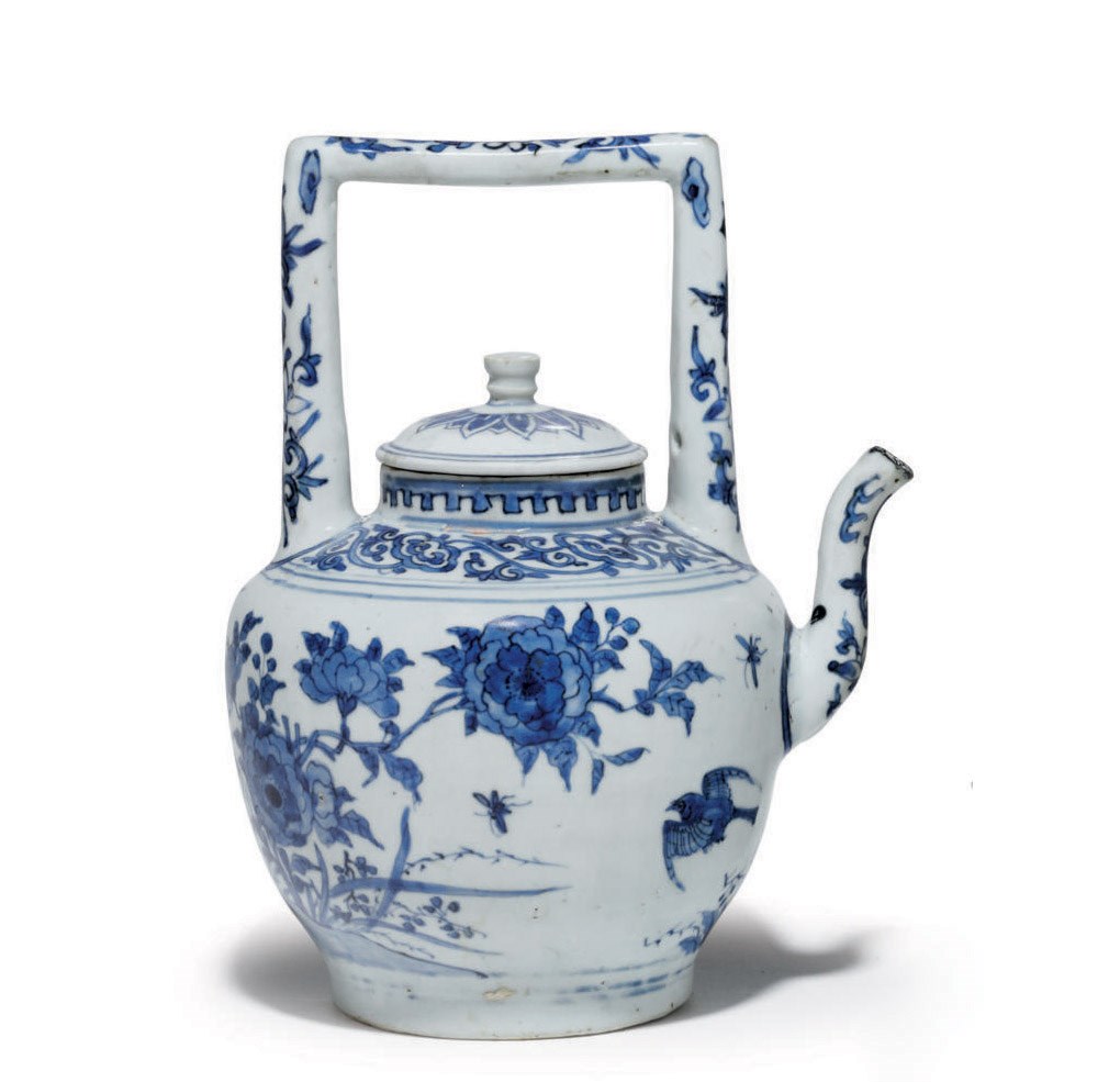 A BLUE AND WHITE "HATCHER CARGO" WINEPOT AND COVER