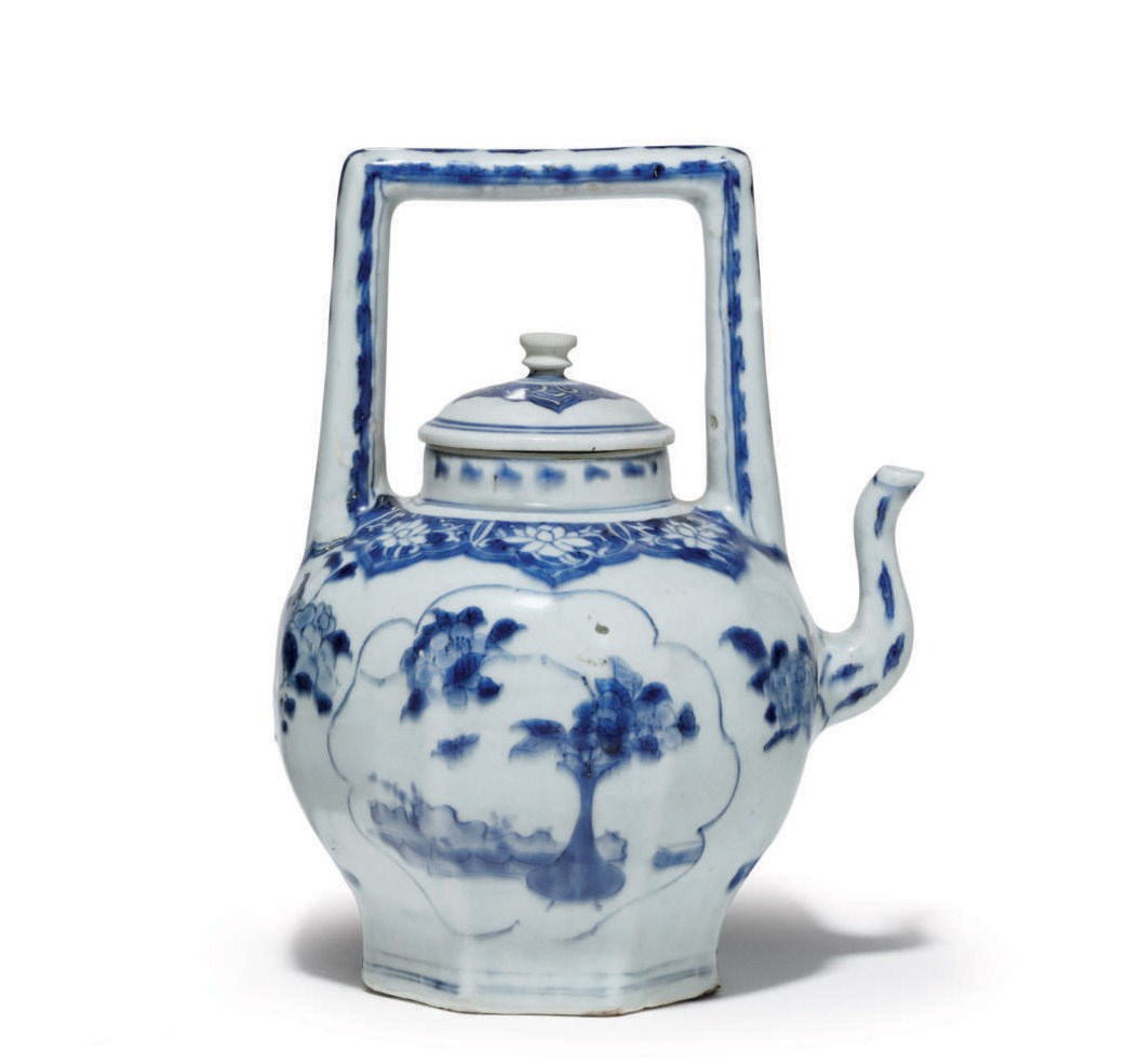 A BLUE AND WHITE "HATCHER CARGO" WINEPOT AND COVER