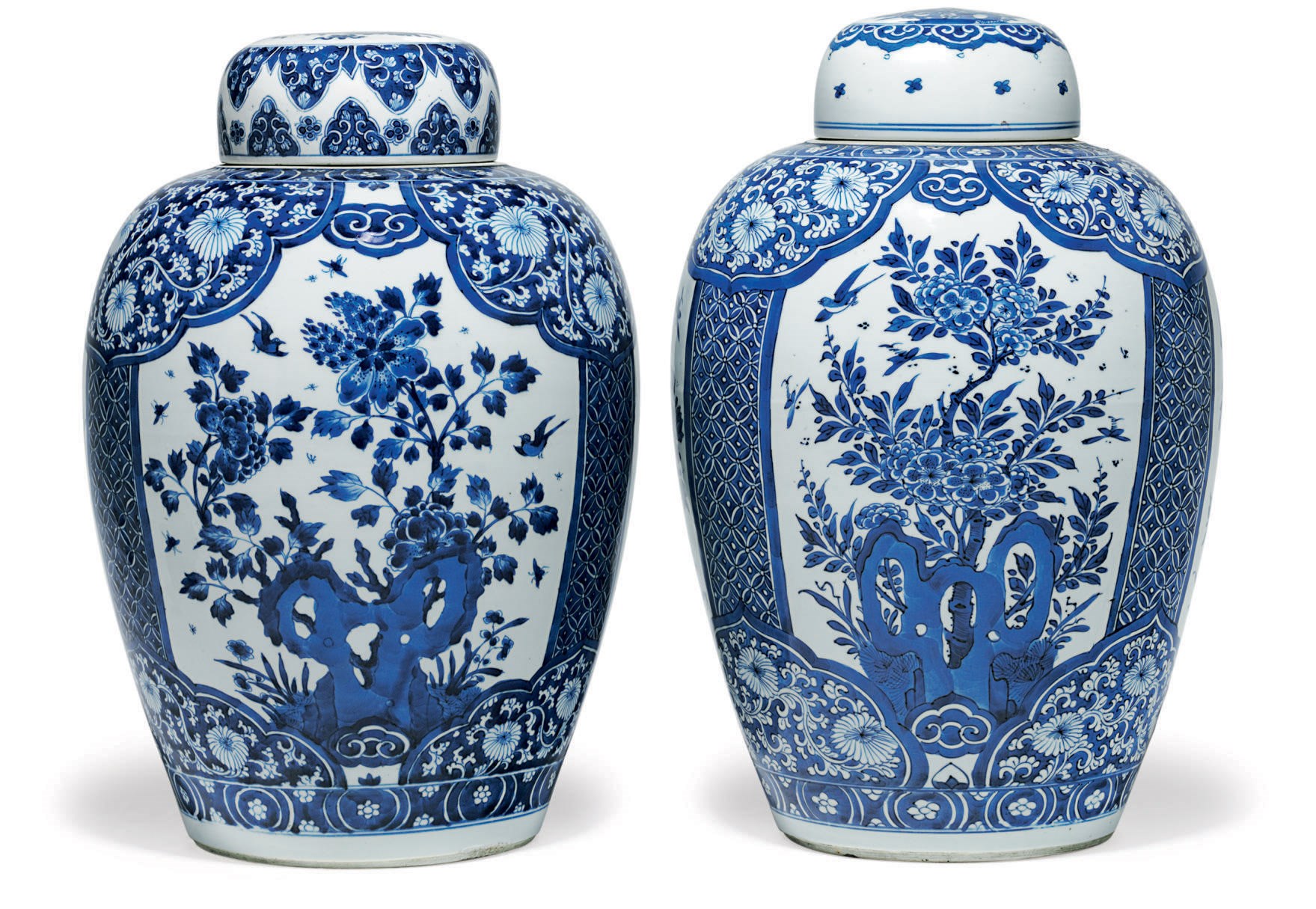 A PAIR OF BLUE AND WHITE JARS AND TWO COVERS
