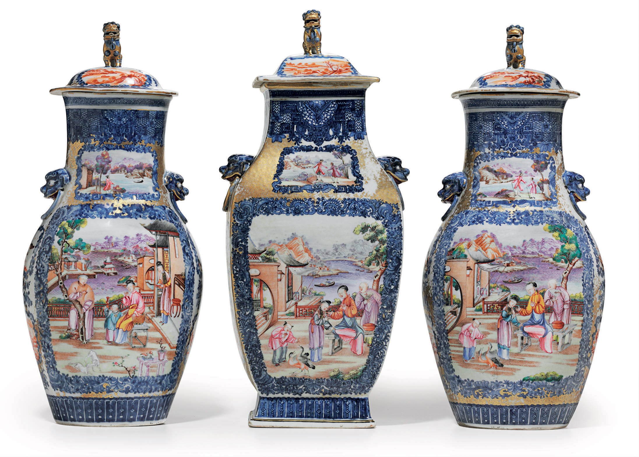 A "MANDARIN PALETTE" AND UNDERGLAZE BLUE GARNITURE OF THREE VASES AND COVERS
