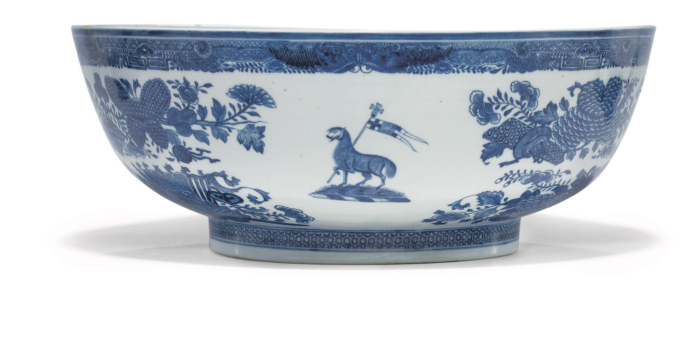 A LARGE CRESTED "BLUE FITZHUGH" PUNCHBOWL