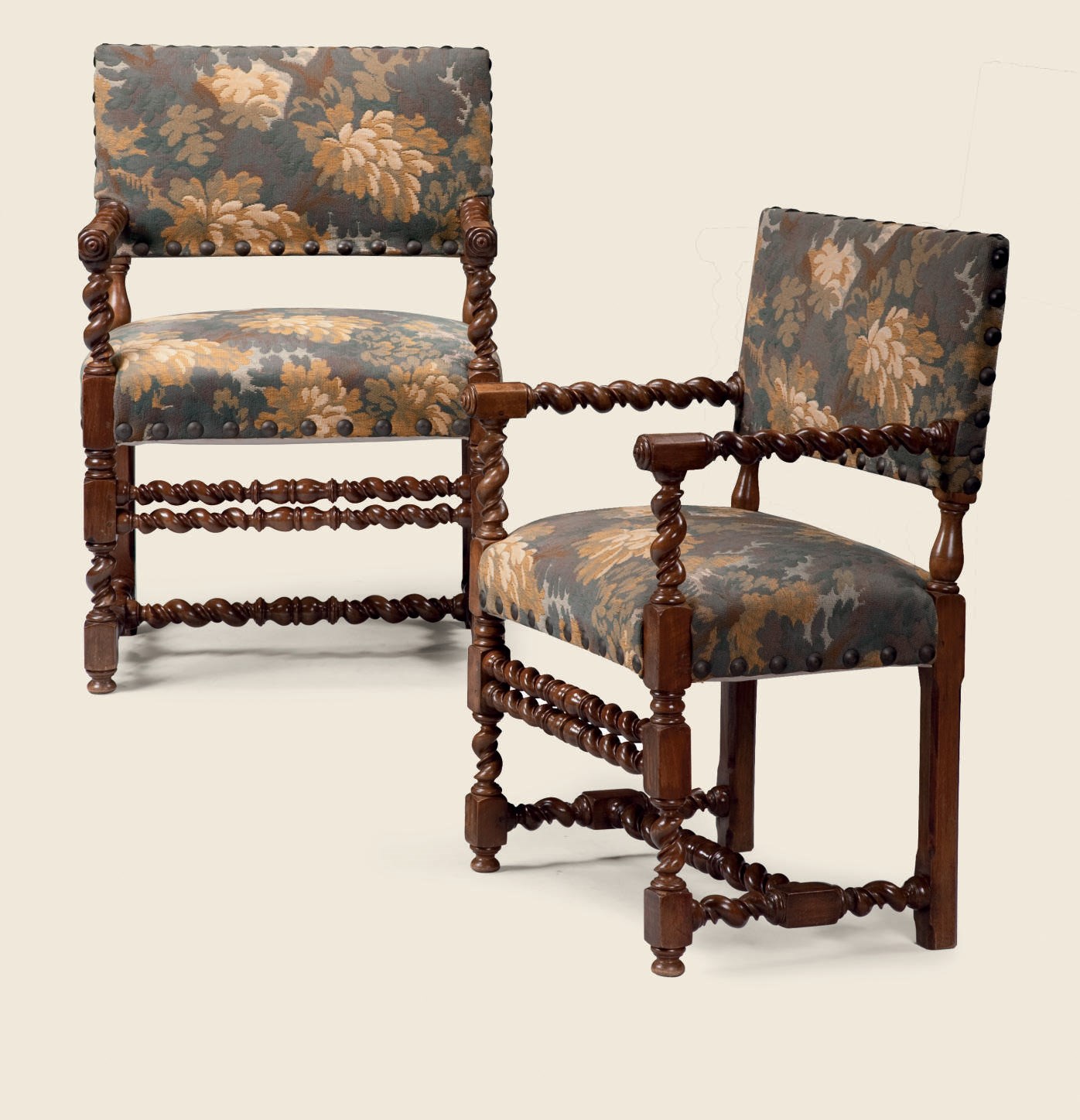 PAIRE DE FAUTEUILS DE STYLE LOUIS XIII