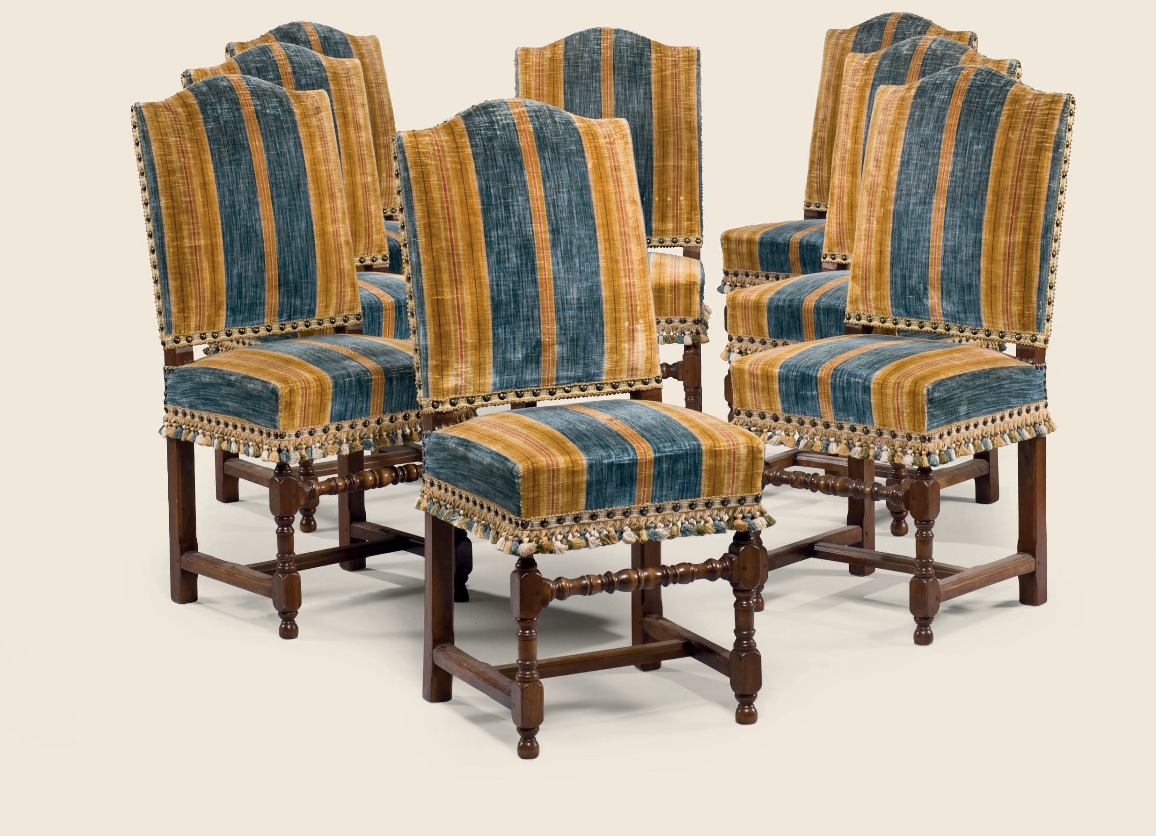SUITE DE HUIT CHAISES DE STYLE LOUIS XIII
