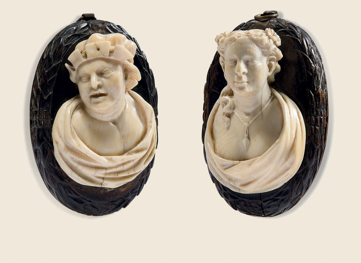 PAIRE DE BAS-RELIEFS EN IVOIRE SCULPTE REPRESENTANT UNE DAME DE QUALITE ET SON BOUFFON