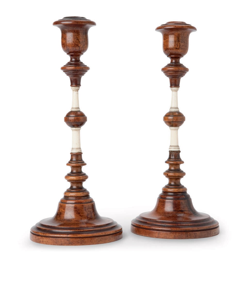 PAIRE DE BOUGEOIRS EN OS SCULPTE ET NOYER TOURNE