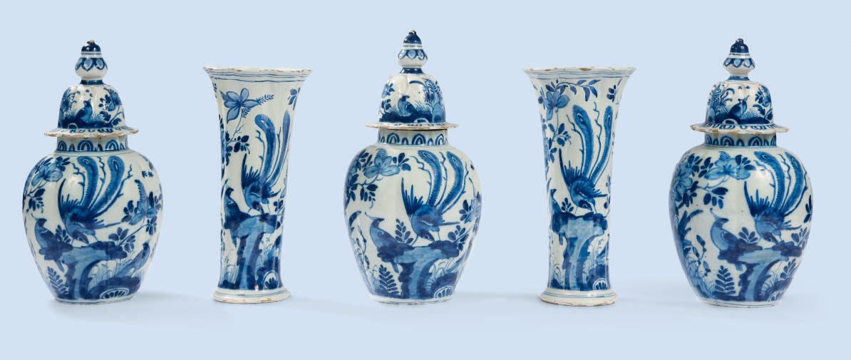 GARNITURE DE CINQ VASES ET TROIS COUVERCLES EN FAIENCE DE DELFT (FABRIQUE DE PORSELEYNE FLESCH) DE LA FIN DU XVIIEME-DEBUT DU XVIIIEME SIECLE