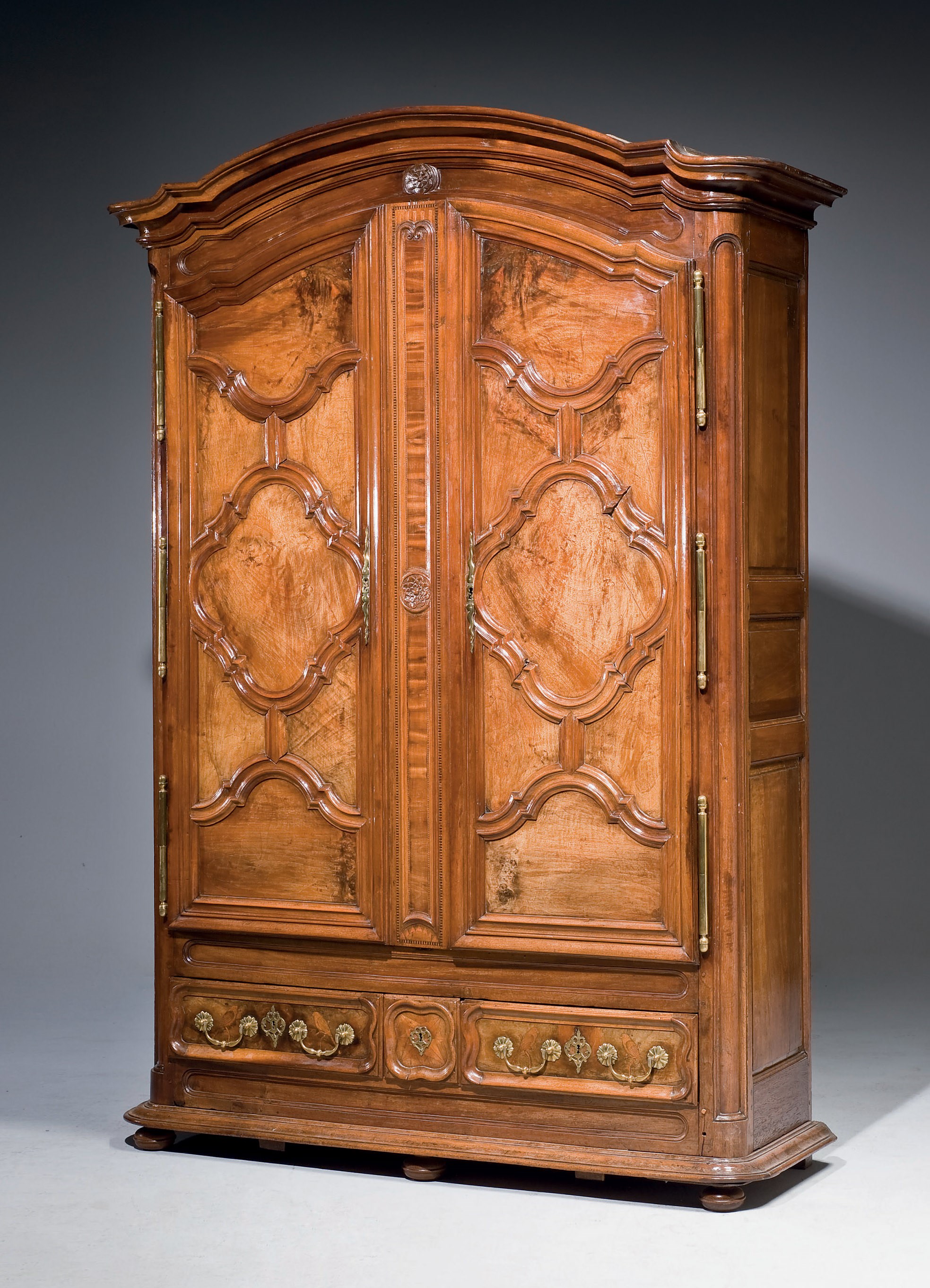 ARMOIRE DE LA PREMIERE MOITIE DU XVIIIEME SIECLE