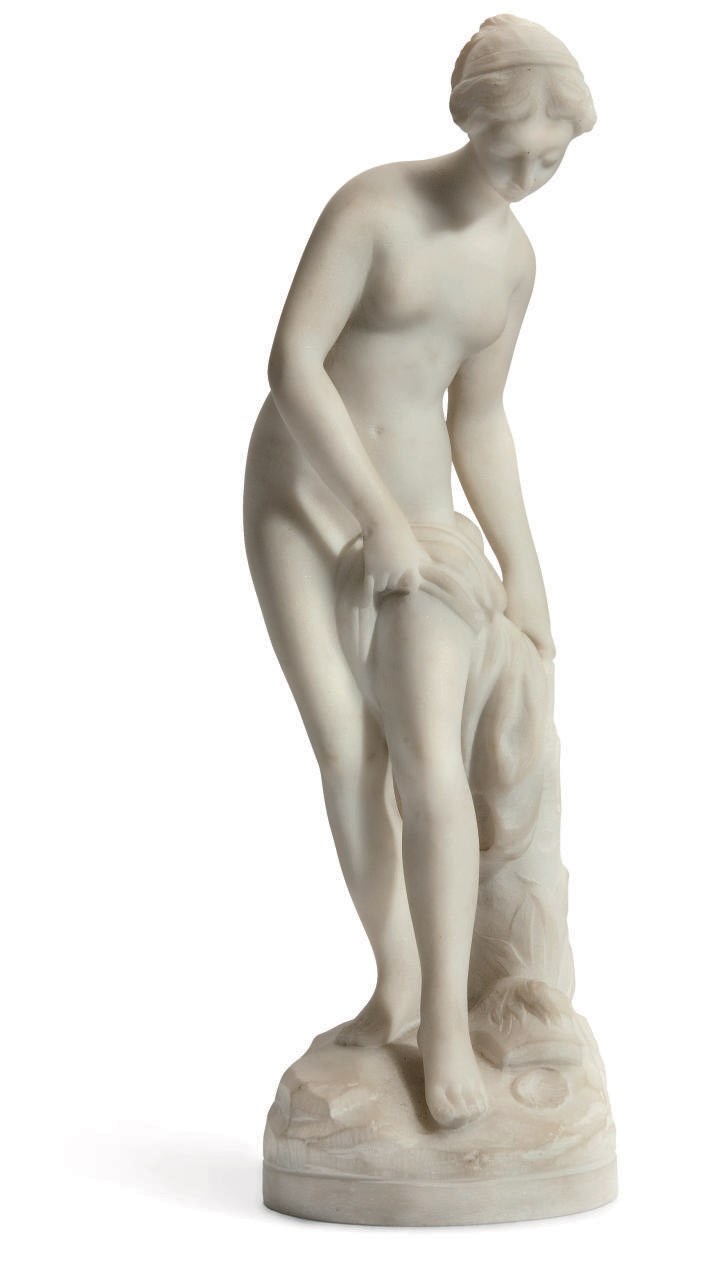 FIGURE EN MARBRE REPRESENTANT VENUS AU BAIN