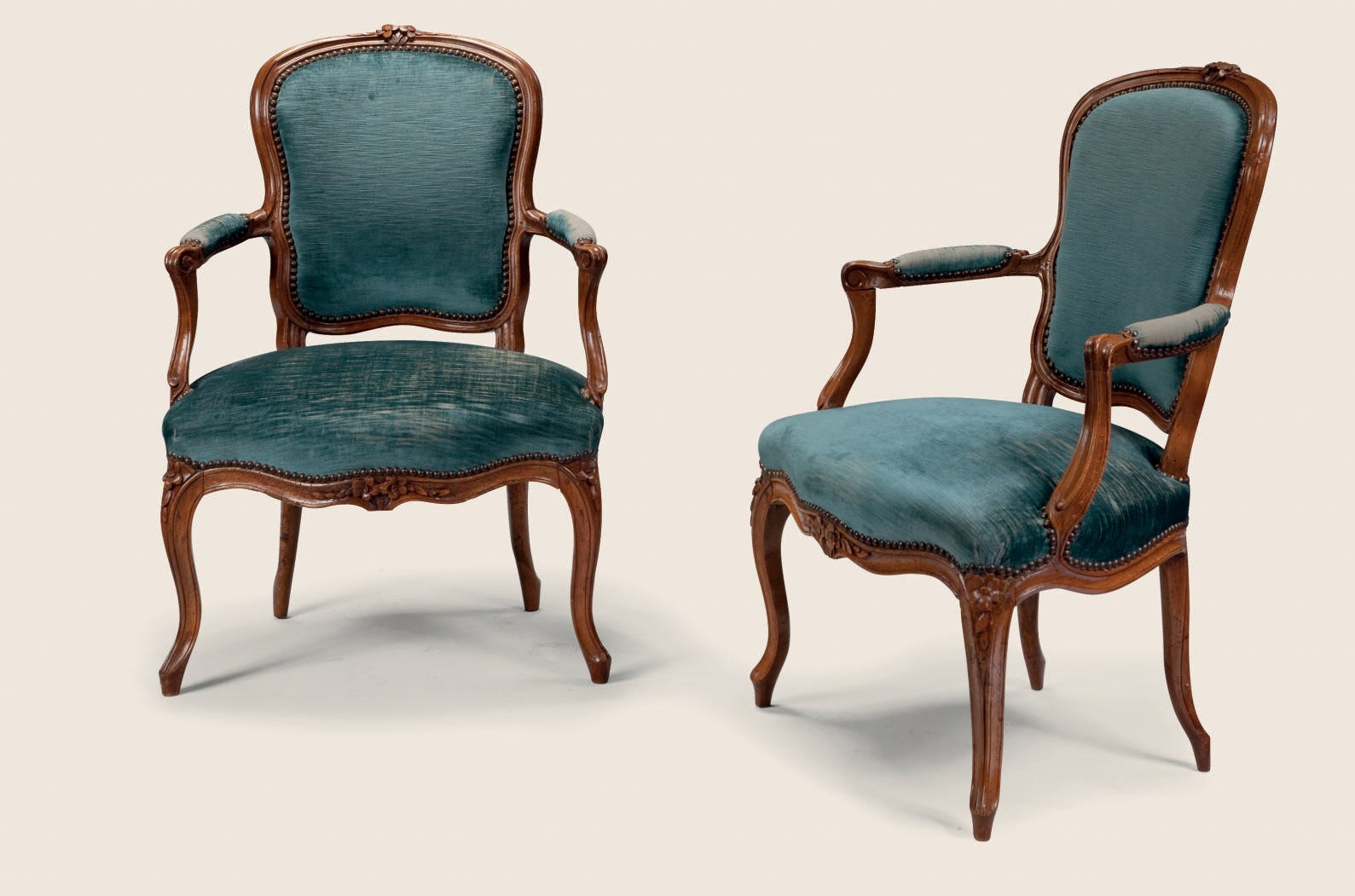 PAIRE DE FAUTEUILS EN CABRIOLET D'EPOQUE LOUIS XV
