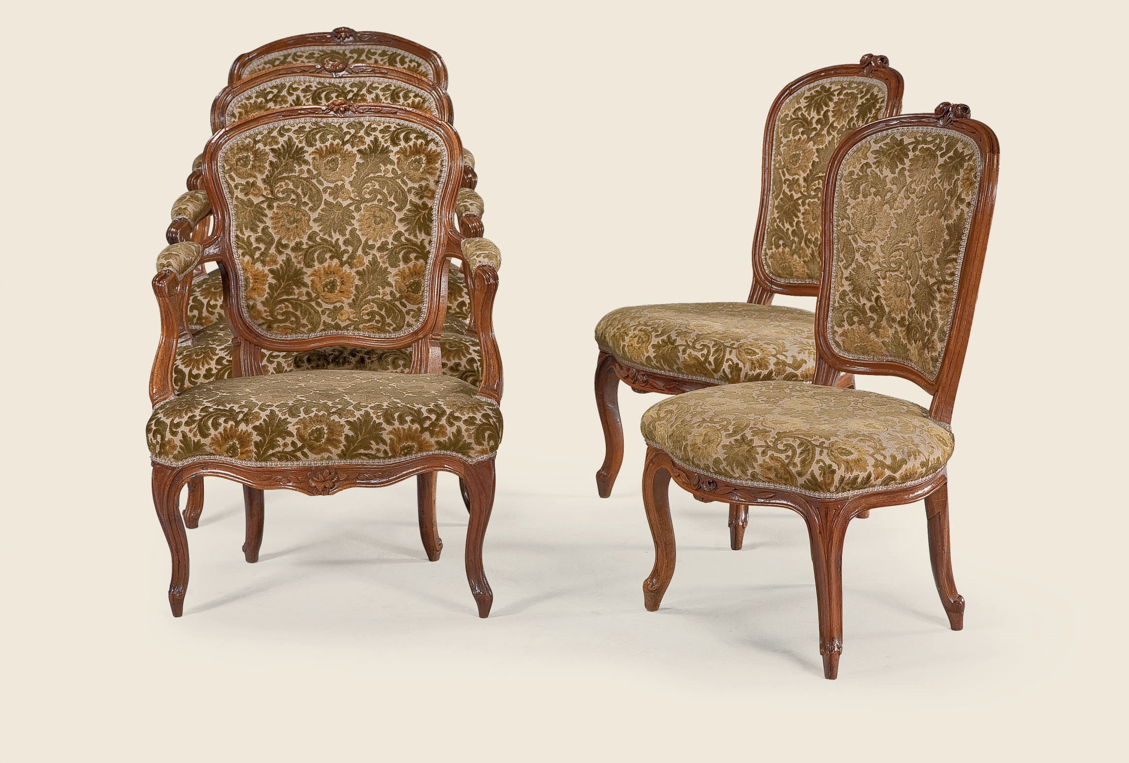 SUITE DE TROIS FAUTEUILS ET DE DEUX CHAISES EN CABRIOLET D'EPOQUE LOUIS XV