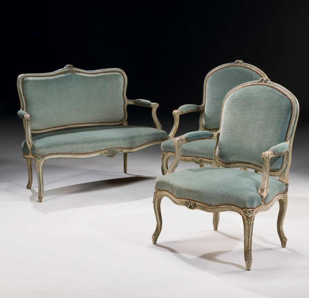 PAIRE DE FAUTEUILS A LA REINE ET UN CANAPE D'EPOQUE LOUIS XV