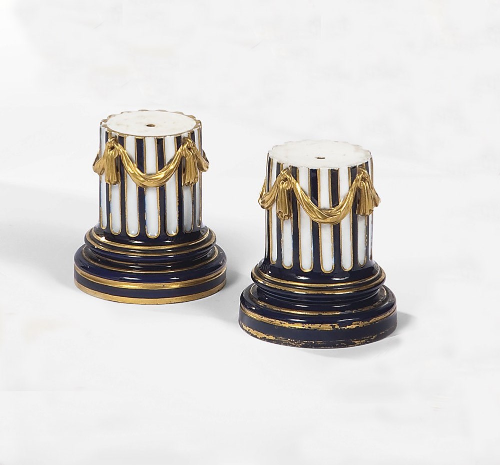 PAIRE DE PIEDESTAUX EN PORCELAINE DURE DE SEVRES DU XVIIIEME SIECLE