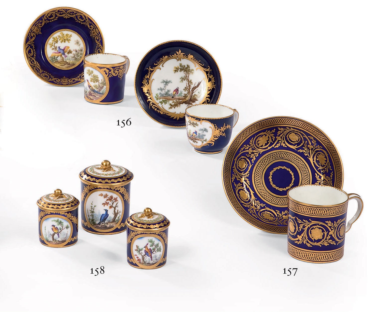 GOBELET "LITRON" (2EME GRANDEUR) ET SA SOUS-TASSE ET UN GOBELET "BOUILLARD" (1ERE GRANDEUR) ET SA SOUS-TASSE EN PORCELAINE DE SEVRES DU XVIIIEME SIECLE