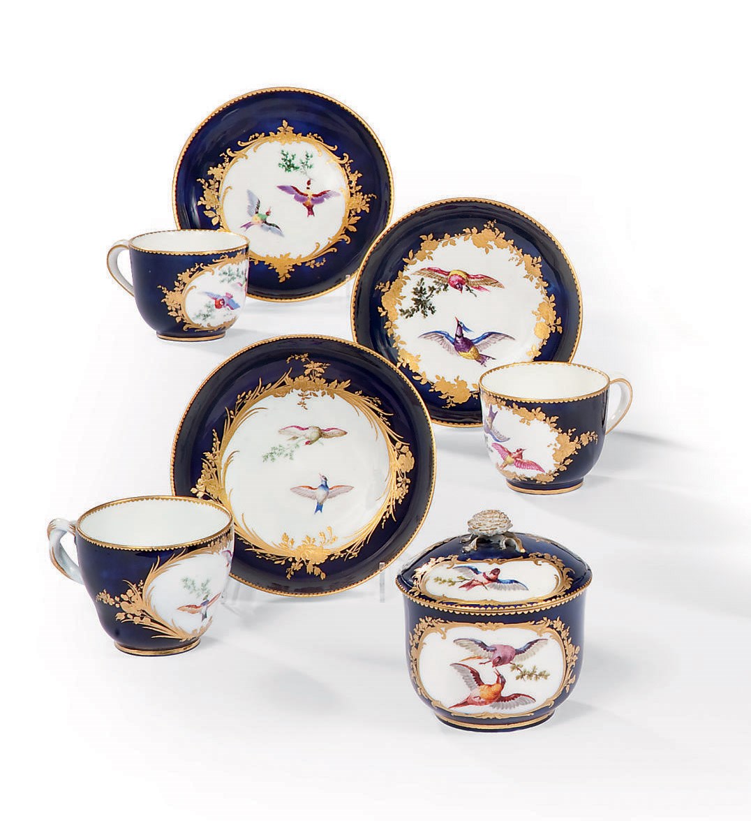 POT A SUCRE ET SON COUVERCLE ET TROIS TASSES ET LEUR SOUS-TASSE EN PORCELAINE DE VINCENNES ET DE SEVRES DU XVIIIEME SIECLE