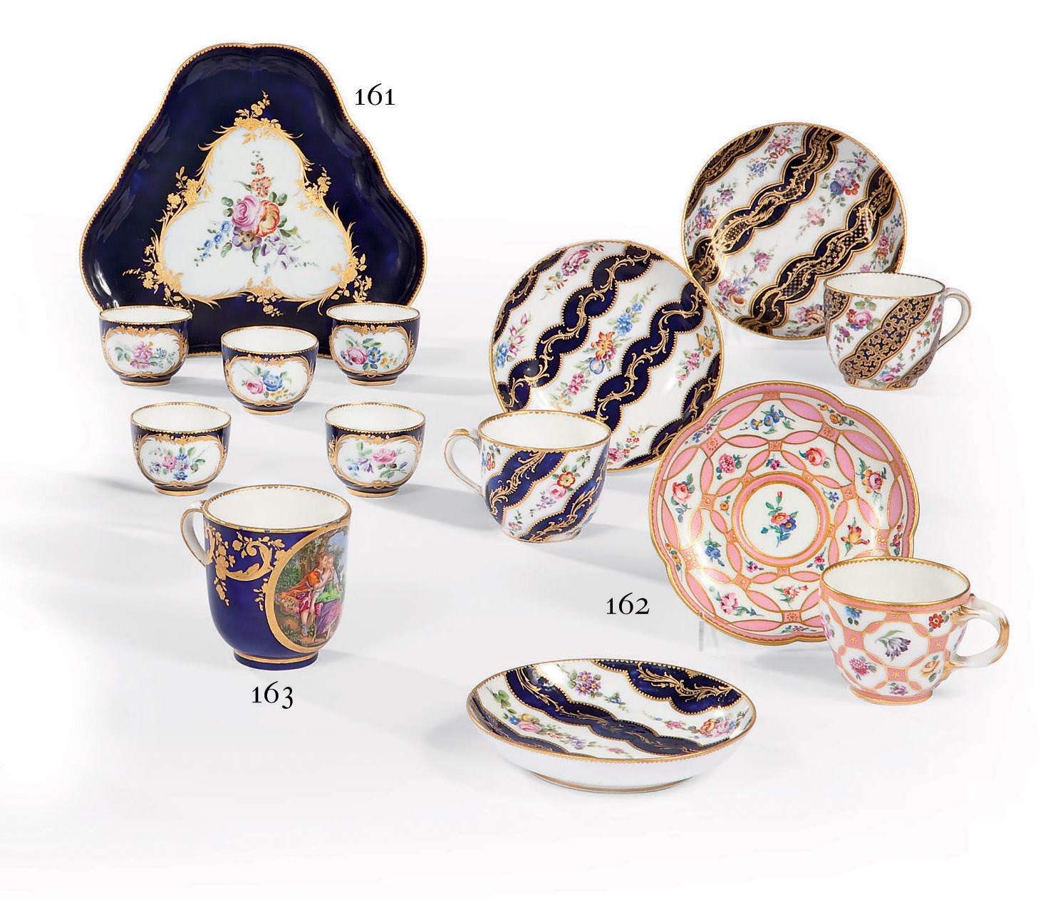"PLATEAU TRIANGLE" ET CINQ BOLS A THE EN PORCELAINE DE VINCENNES DU XVIIIEME SIECLE