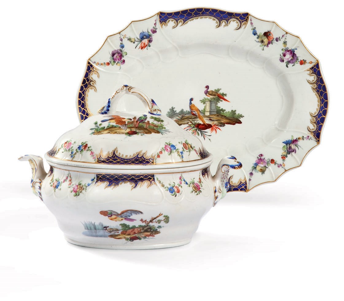 TERRINE, SON COUVERCLE ET SON PLATEAU EN PORCELAINE DE TOURNAI, DECOREE A LA HAYE, DU XVIIIEME SIECLE